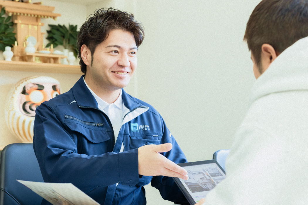 お客様に説明をするタムラ塗装の社員
