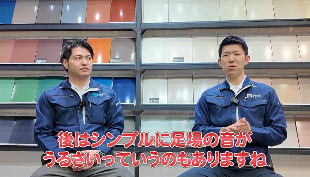 外壁塗装の専門家2名が、「足場の音がうるさい」という騒音に関するクレーム事例と対策について解説しているYouTube動画の一場面。在宅ワーク中の施主や近隣住民への配慮として、作業時間帯の調整などが重要であることを説明している。