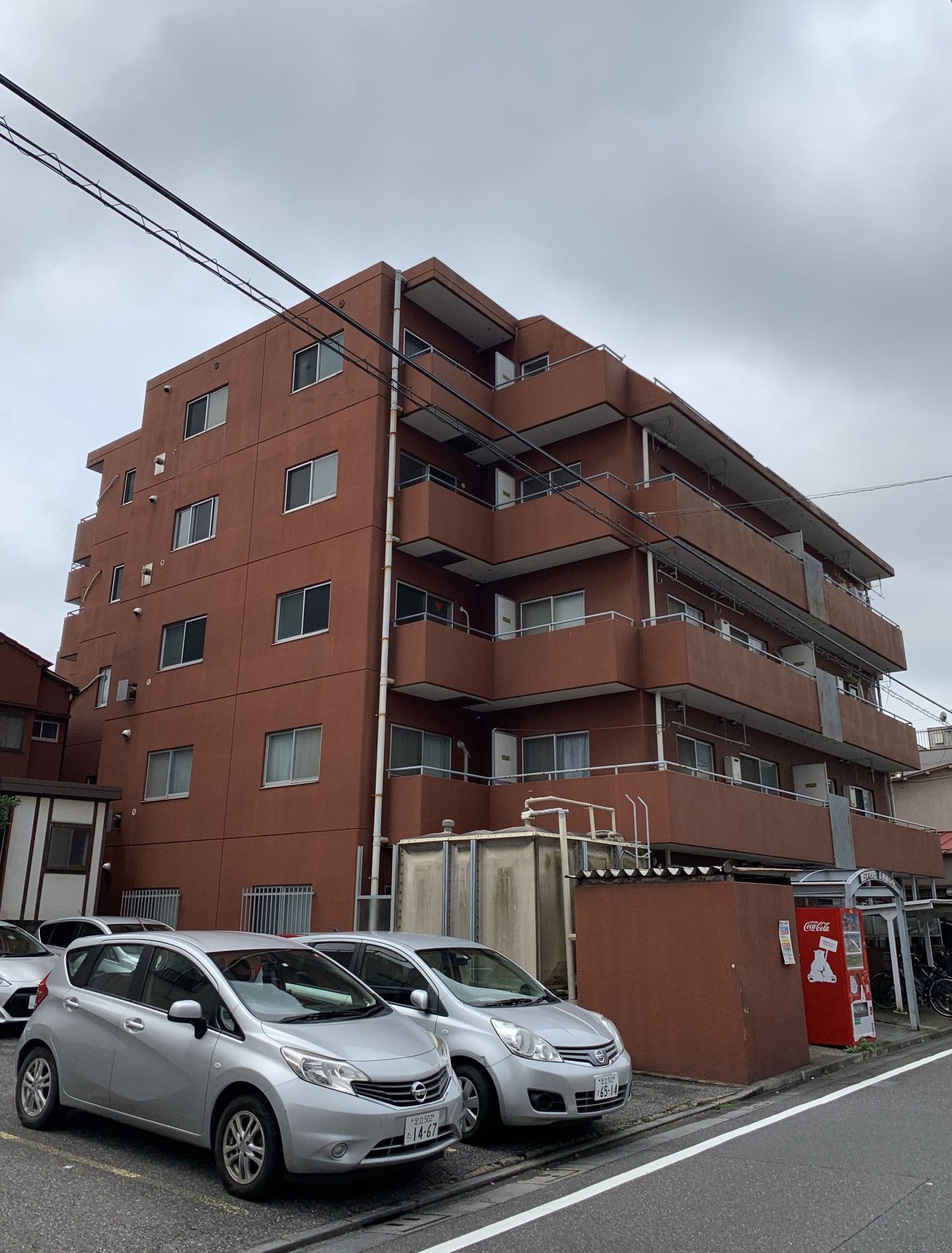 東京都江東区マンション(大規模修繕工事/防水工事/外壁塗装工事/ダークグレー/グレー/レッド)Before画像