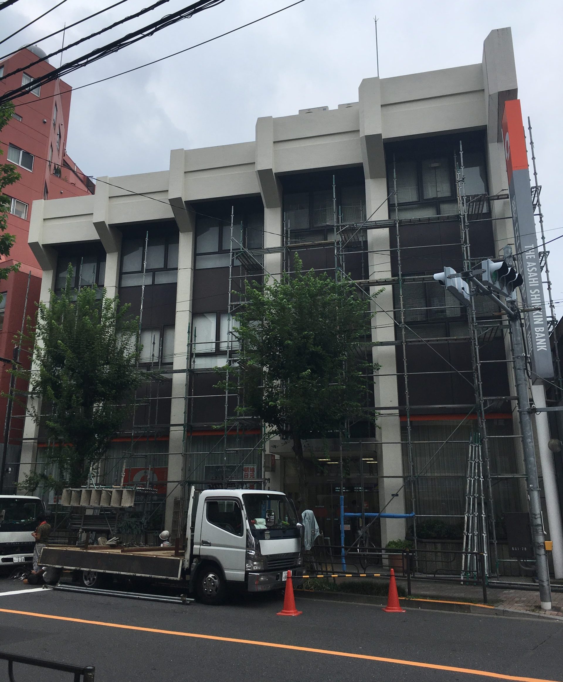 東京都台東区　朝日信用金庫　根岸支店（大規模修繕工事/防水工事/外壁塗装/アイボリー/ホワイト）Before画像