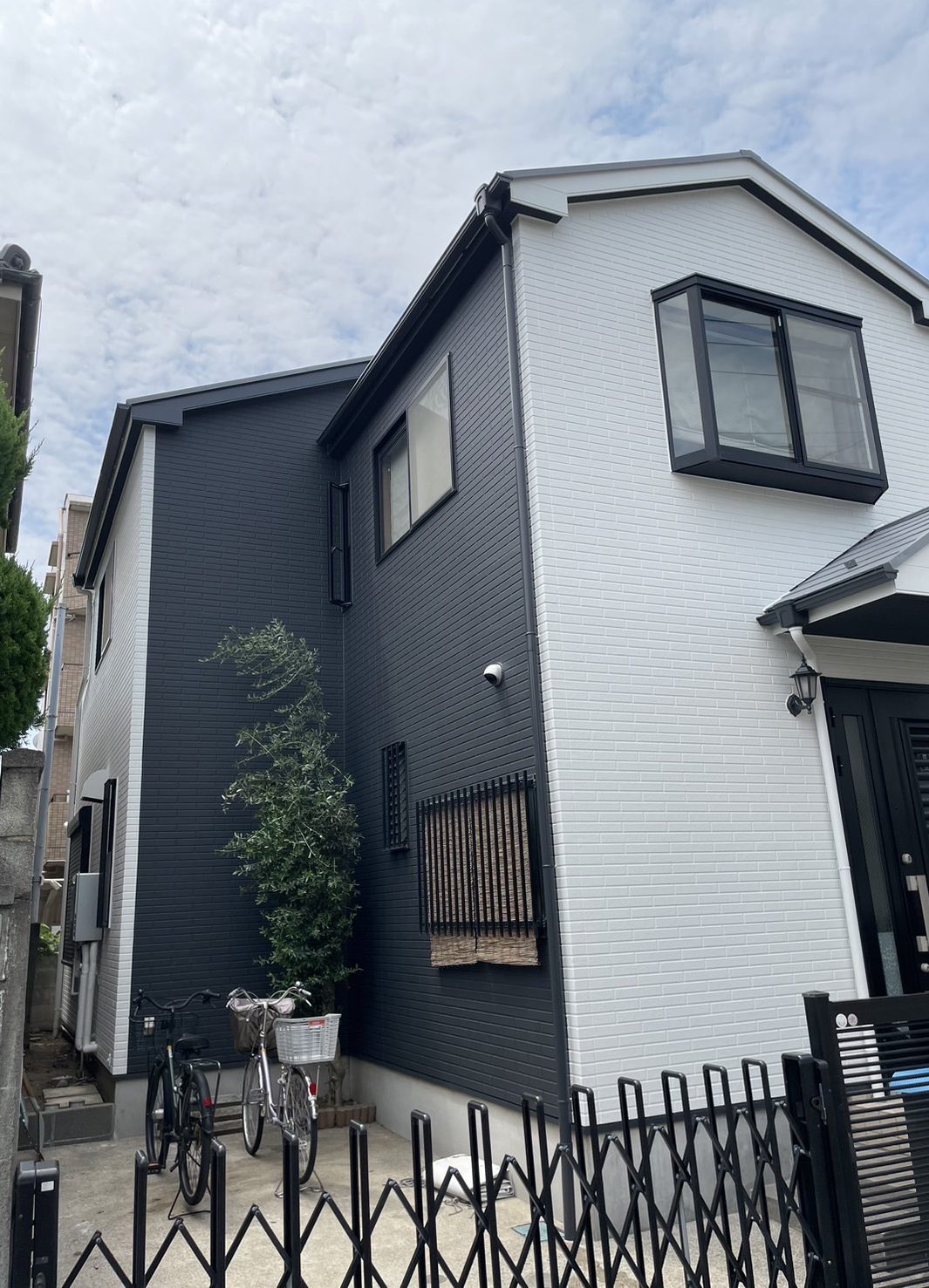東京都足立区(外壁塗装/屋根塗装/ダークグレー/ホワイト/ツートーン)After画像