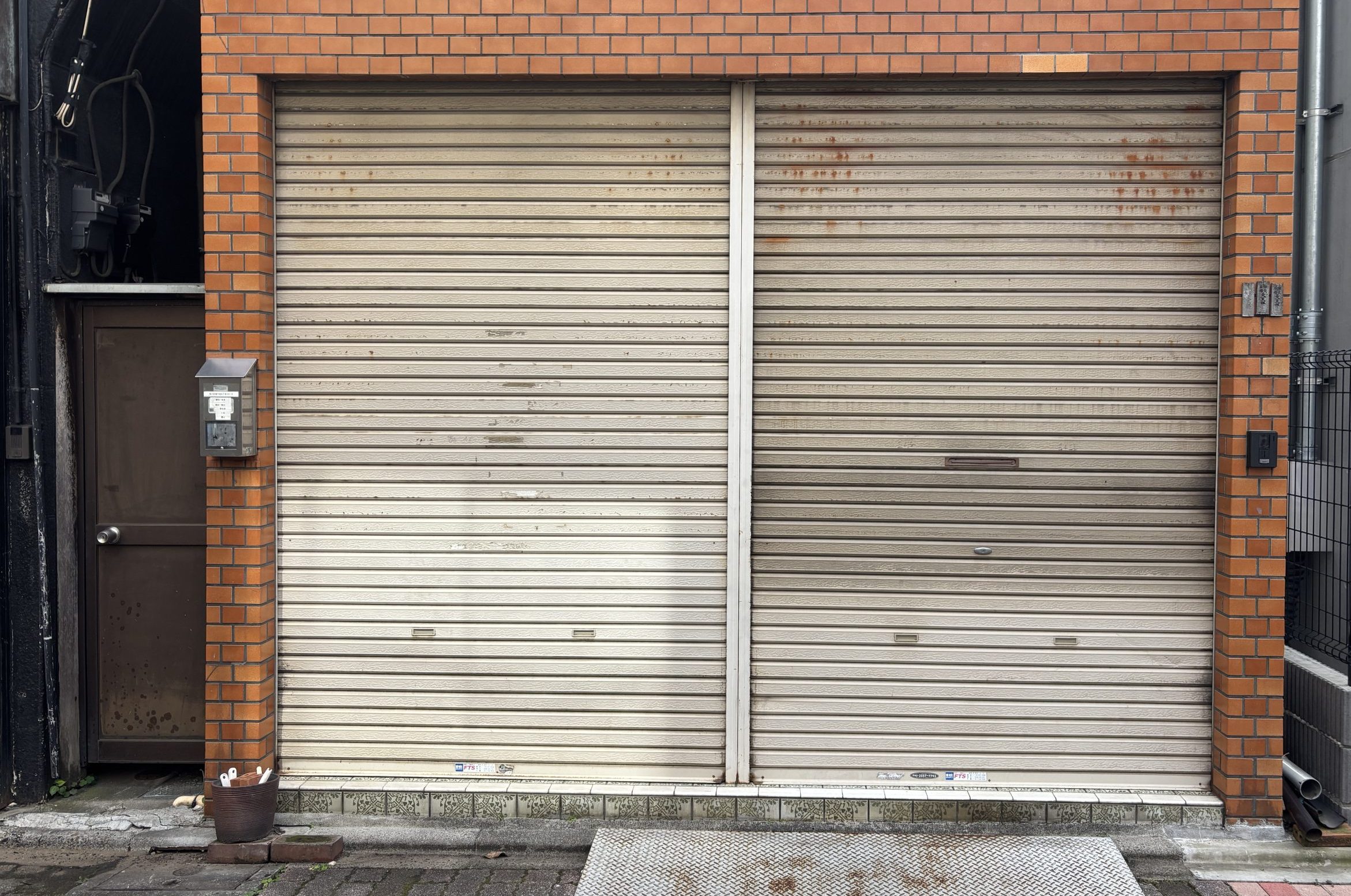 東京都荒川区（シャッター塗装/アイボリー）Before画像