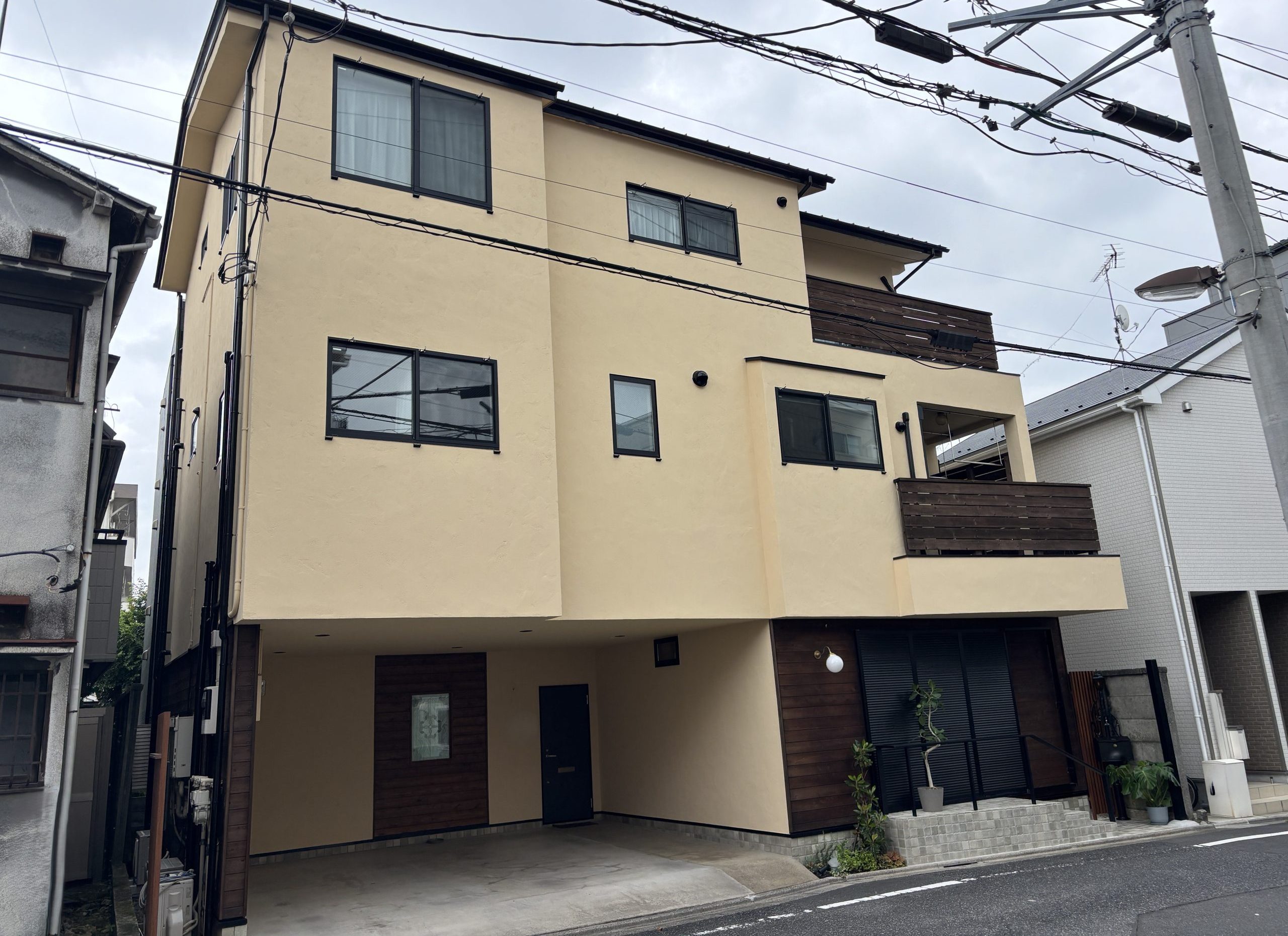 東京都荒川区(外壁塗装/屋根塗装/アイボリー/ブラック/ブラウン)After画像