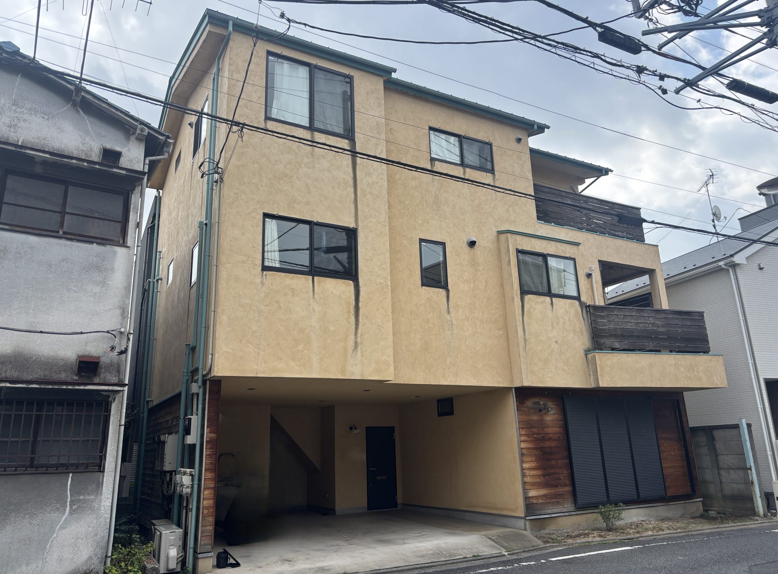 東京都荒川区(外壁塗装/屋根塗装/アイボリー/ブラック/ブラウン)Before画像