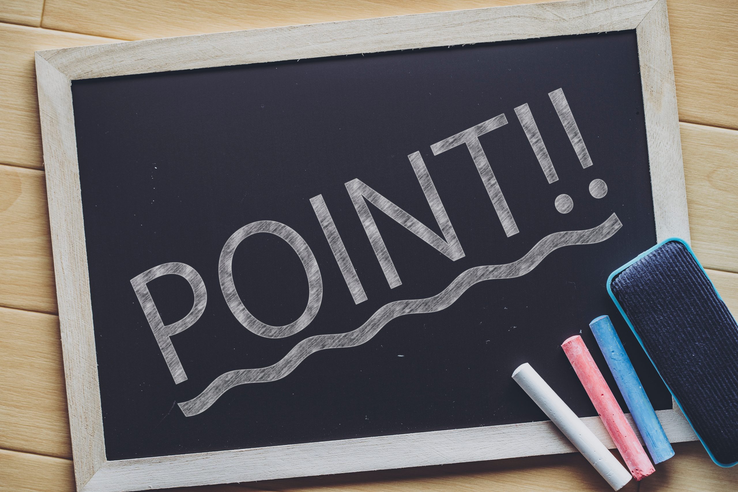 チョークで「POINT!!」と書かれた黒板と、チョーク・黒板消し